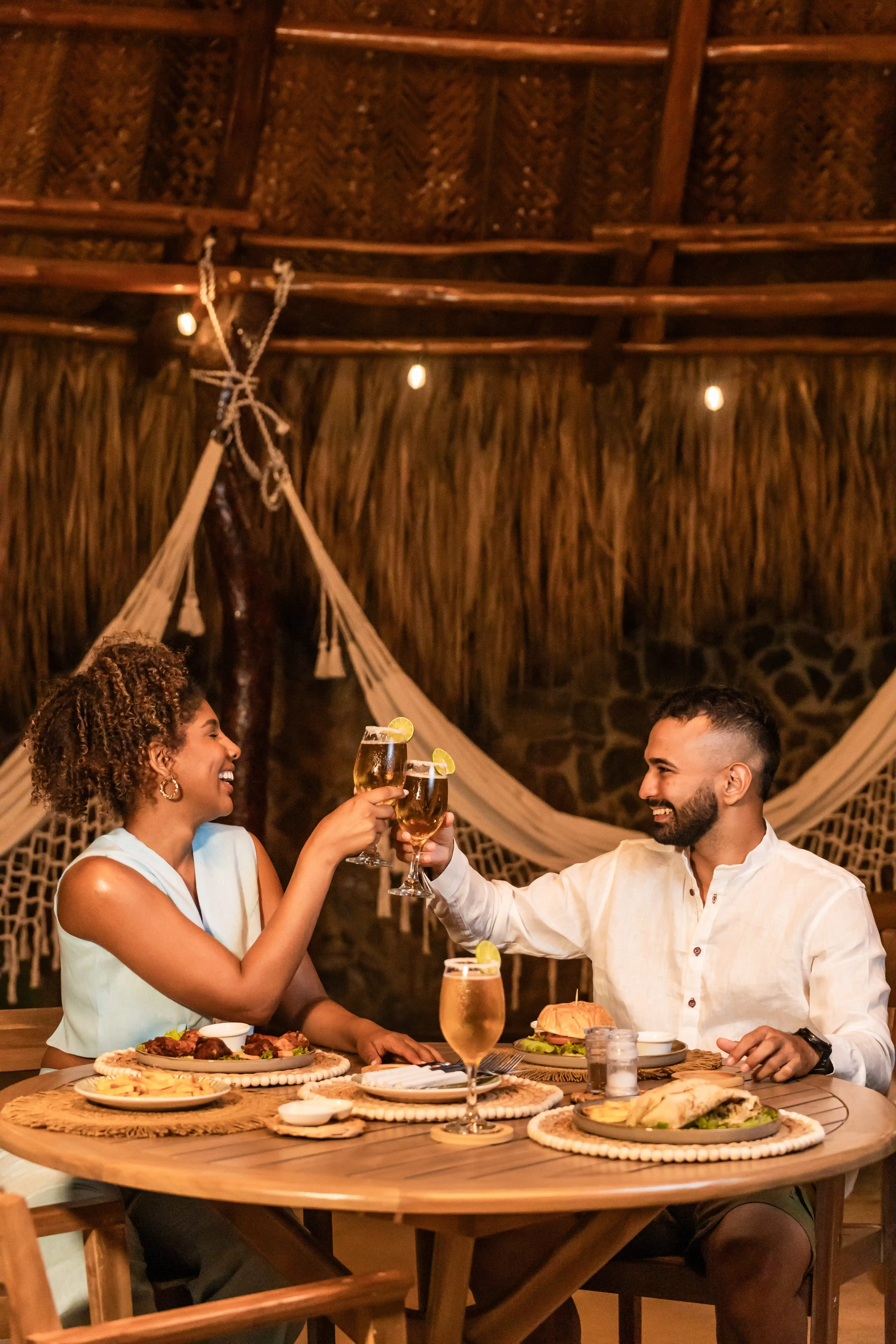 Cenas románticas bajo las estrellas