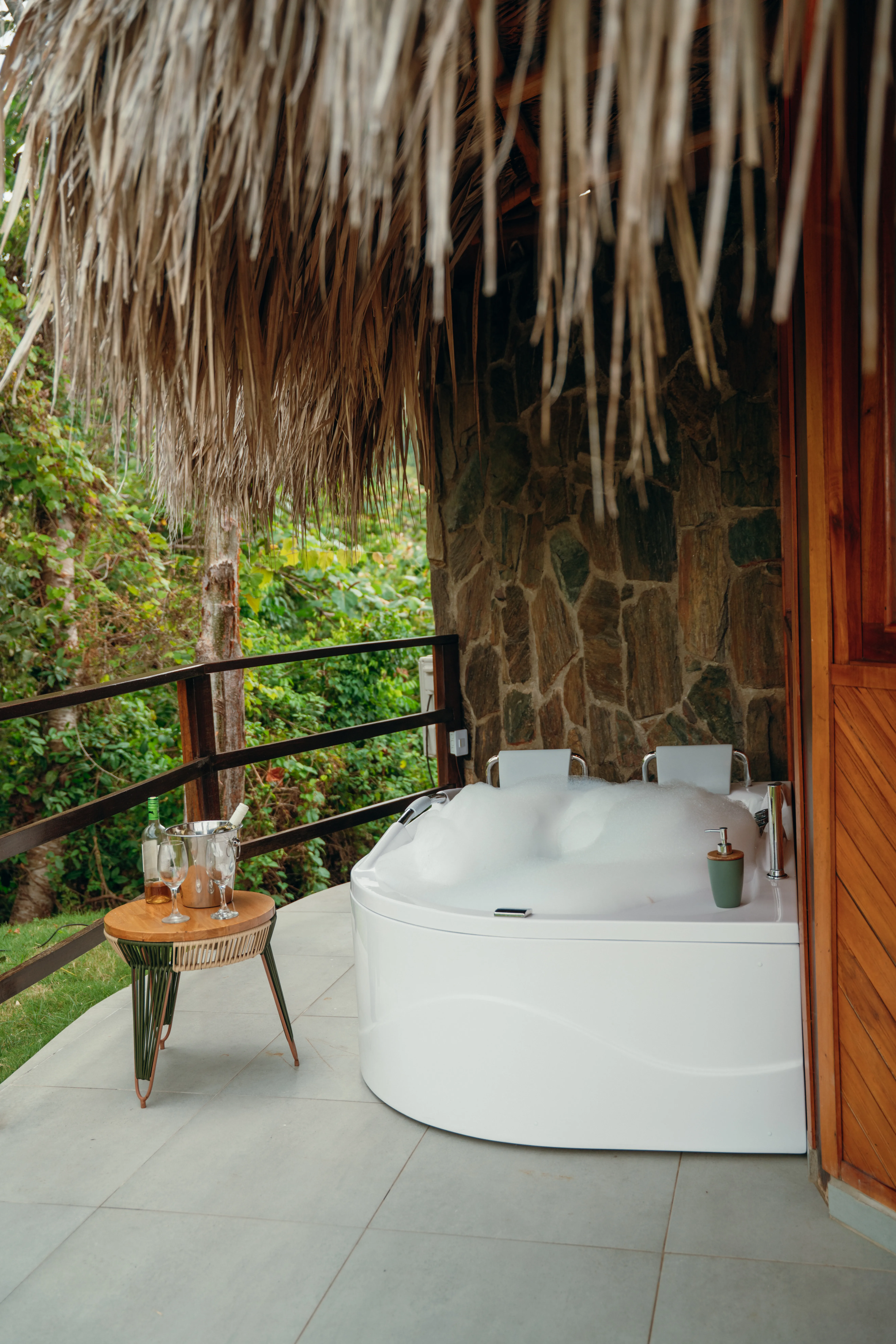 Jacuzzi Suite - Interior and panoramic views